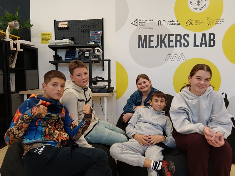 УЧЕНИЦИ ОДЕЉЕЊА 6/2 ПОСЕТИЛИ „МЕЈКЕРС ЛАБ“